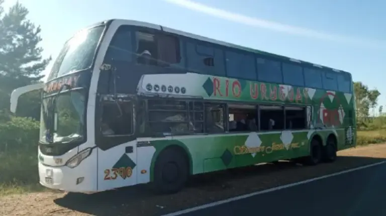 Al filo de una tragedia: roce entre un camión y ómnibus en ruta 14