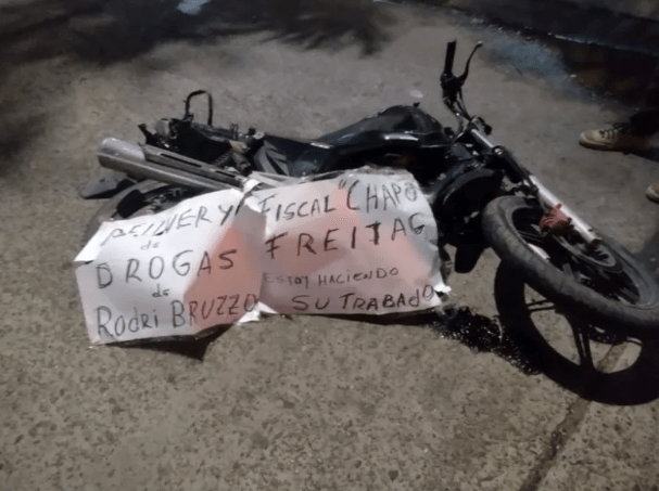 Corrientes: un hombre arrastró una moto acusando a su dueño de ser un delivery de drogas