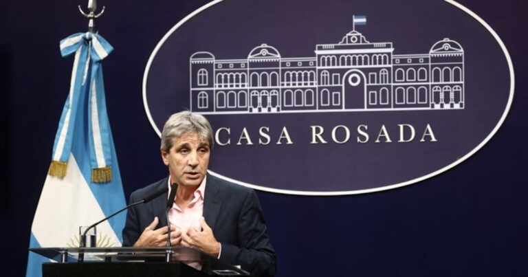 El Gobierno asume el desafío de bajar impuestos y sostener el superávit fiscal