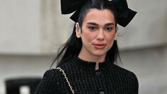 Dua Lipa y el encanto de Chanel: una musa para el iconico bolso CHANEL 25
