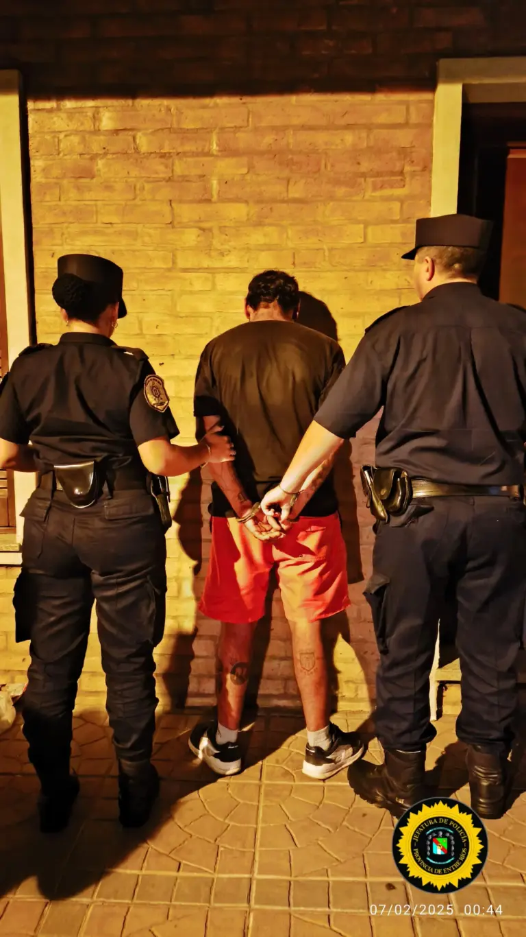 RAPIÑERO MADRUGADOR SE ROBO CINCO TELEFONOS DE UNA CAJA Y SALIO A LA CARRERA