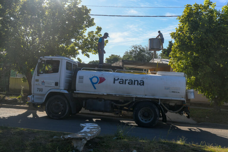 Falta de agua: asisten con camión cisterna