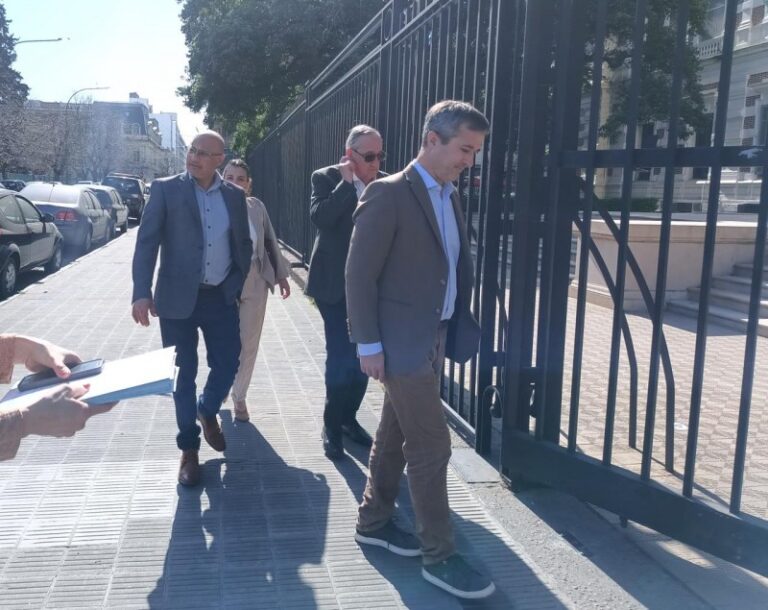 Kicillof suma intendentes radicales al clamor por el desdoblamiento