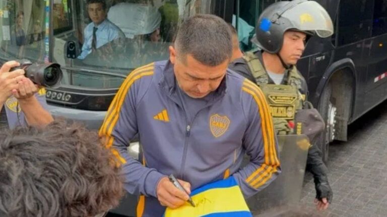Boca llegó a Perú para la fase previa de la Copa Libertadores: Riquelme firmó autógrafos