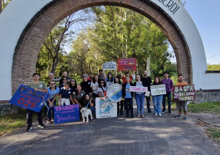 Respuesta al abrazo docente: Humanidades niega que la Escuela Alberdi vaya a quedar acéfala