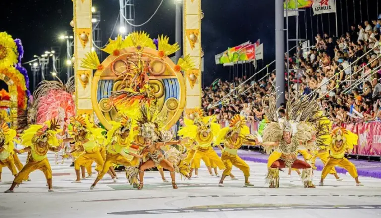 Orfeo de Monte Caseros se consagra como mejor comparsa del interior.
