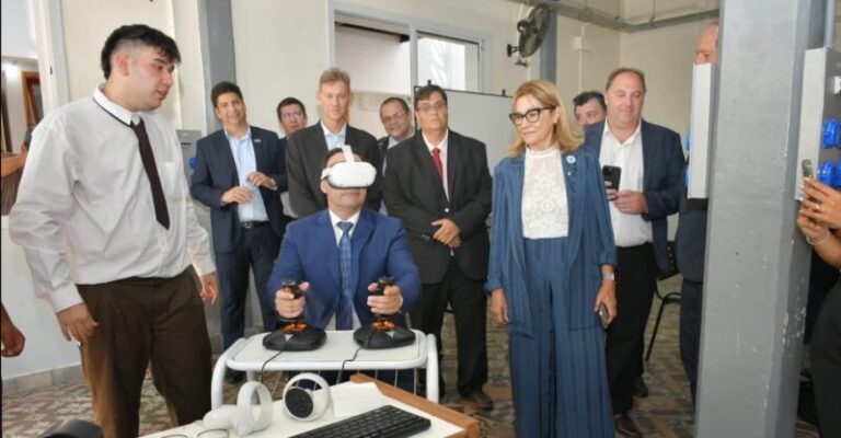 Valdés propone que cada localidad tenga una escuela técnica