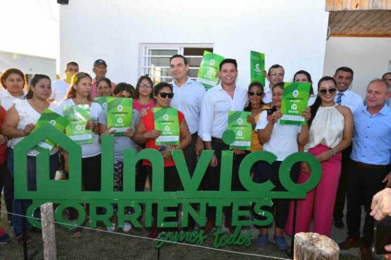 Valdés entregó 10 viviendas en Perugorría y prometió la construcción de 20 más
