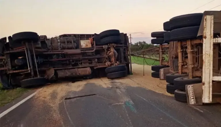 Un camión con acoplados volcó en la ruta 18 y esparció toda su carga de granos por la calzada.