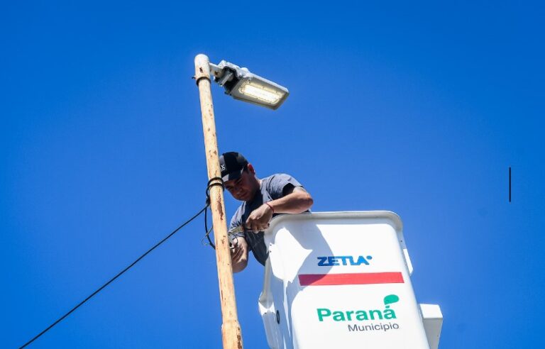 Instalan luminarias en barrio San Agustín