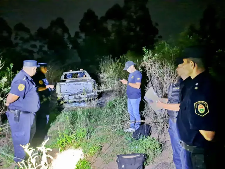 Fue a pescar con sus amigos, pero le terminaron robando y quemando la camioneta