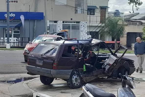 Dos hermanos heridos tras violento choque en Avda San Lorenzo y Colón esta mañana.