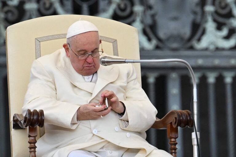 Después de un mes sin, el Vaticano difundió la primera imagen del papa Francisco
