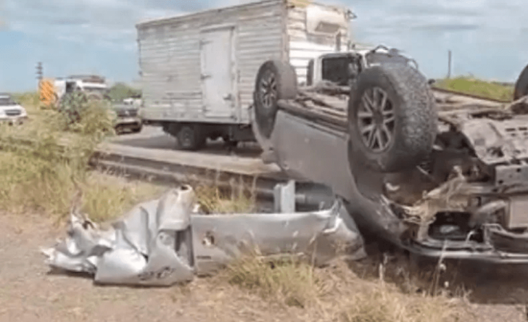 Por intentar cruzar las vías de tren cuando no debía, terminó con su auto destrozado