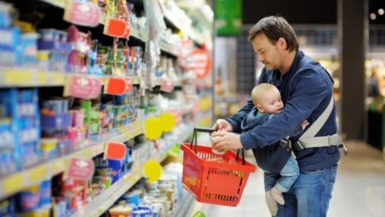 Criar a un niño o niña en Argentina aumentó un 2,8% en febrero por encima de la inflación