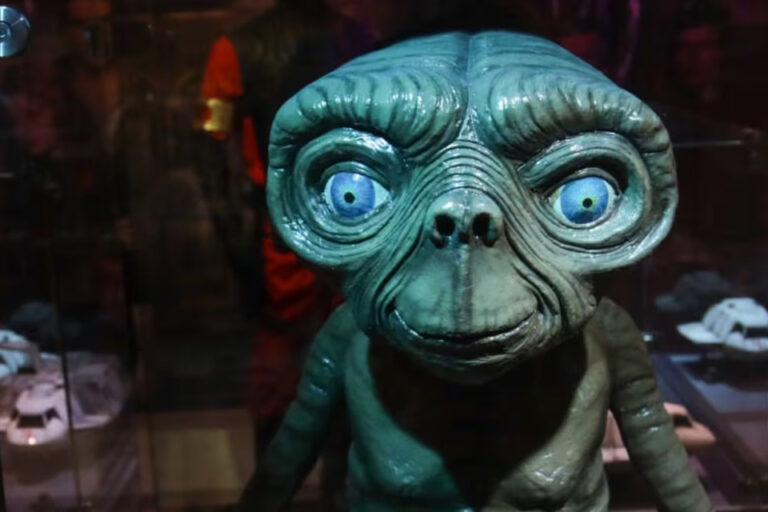 Subastan el muñeco original de la película «E.T., el extraterrestre»