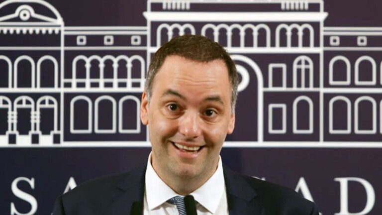 El descargo de Manuel Adorni sobre la metáfora de Cristina Kirchner de la «rueda de auxilio»