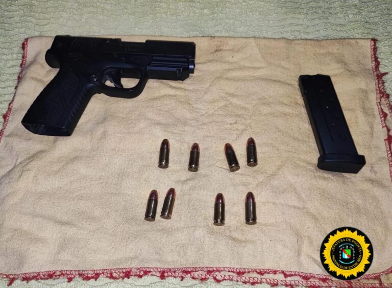 En un allanamiento encuentran una pistola 9 mm. registrada legalmente pero como la credencial estaba vencida llevan preso al dueño.