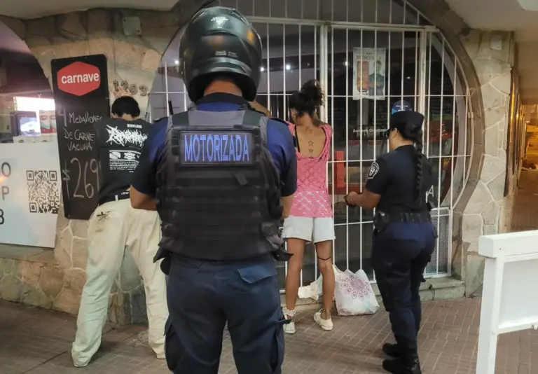 Pareja presa por rapiñar 4 cervezas en un drugstore céntrico.