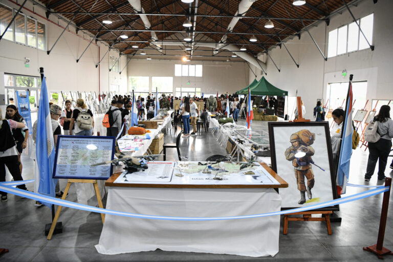 Integrantes de la Cámara de Diputados, junto a los veteranos de Malvinas