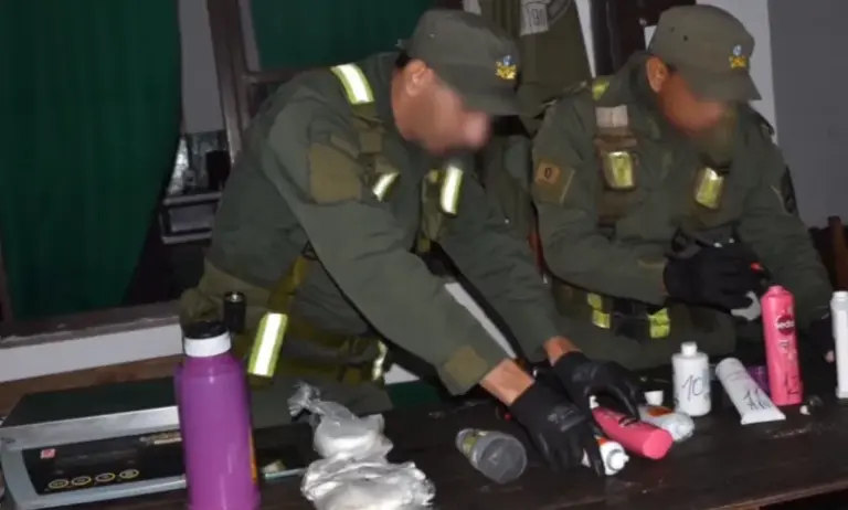 Una mujer intentó transportar droga oculta en potes y termos.