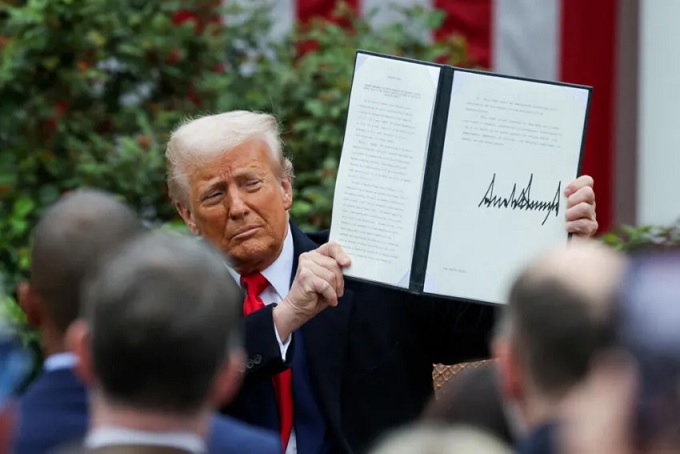 Trump amenaza a China con un impuesto adicional del 50% si no retira sus aranceles de represalia