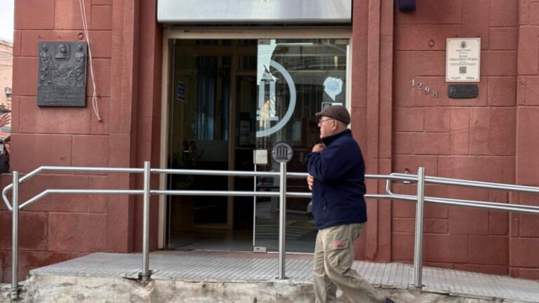 Bajo acatamiento local al paro