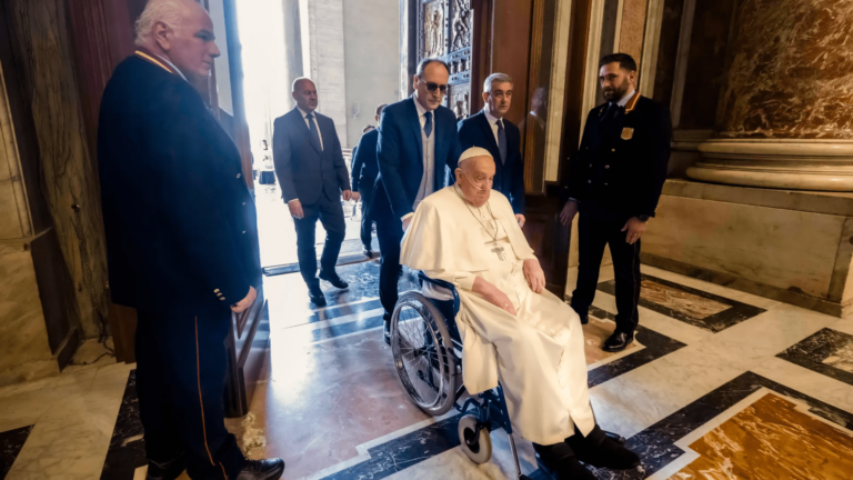 El Papa, aún convaleciente, visita por sorpresa la basílica de Santa María la Mayor