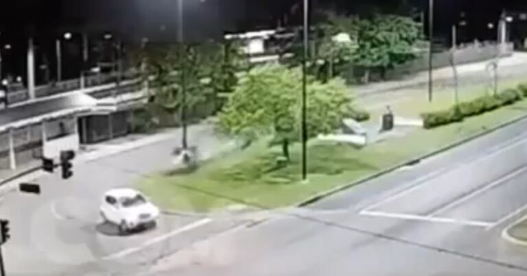 Impresionante choque en La Plata: perdió el control del auto y se estrelló contra un poste de luz