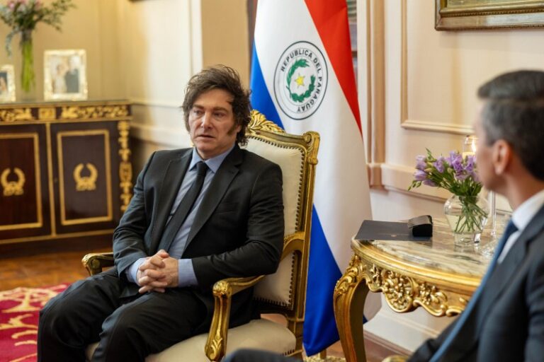 Preocupación en el gobierno porque se lo vio errático a Milei en Paraguay