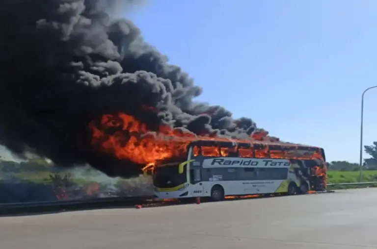 Se incendió un micro de pasajeros en cercanías de San José