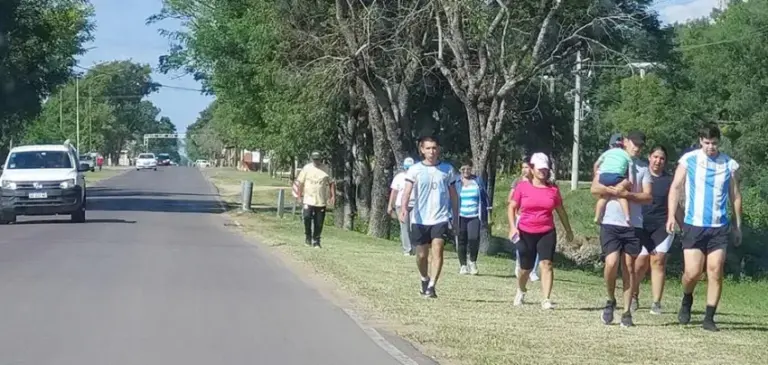 Viernes Santo: los fieles caminan hacia la Basílica de Itatí.
