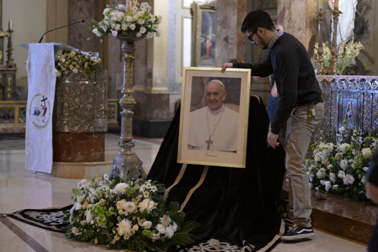 «Ahora todos nosotros tenemos que ser un poco Francisco»: misa en la Catedral por el Papa