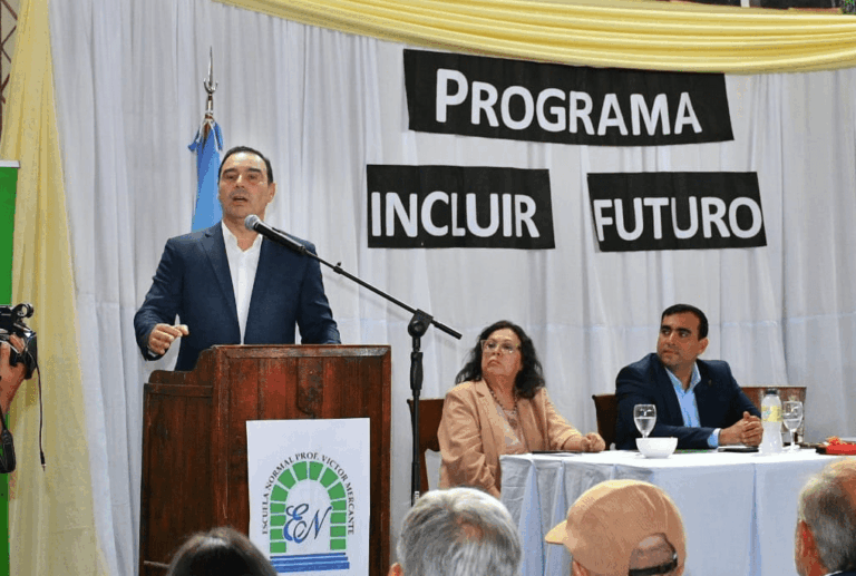 Valdés entregó más de mil notebooks a estudiantes del nivel secundario de Santo Tomé