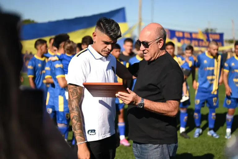 Reconocimiento de Julio Larroca a José Luis Bou. Presidente y técnico de Defensores de Nebel