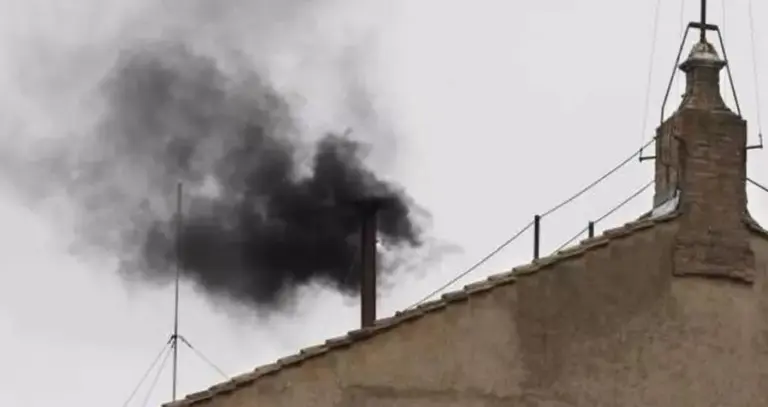 Comenzó el cónclave en Roma: primera fumata, negra