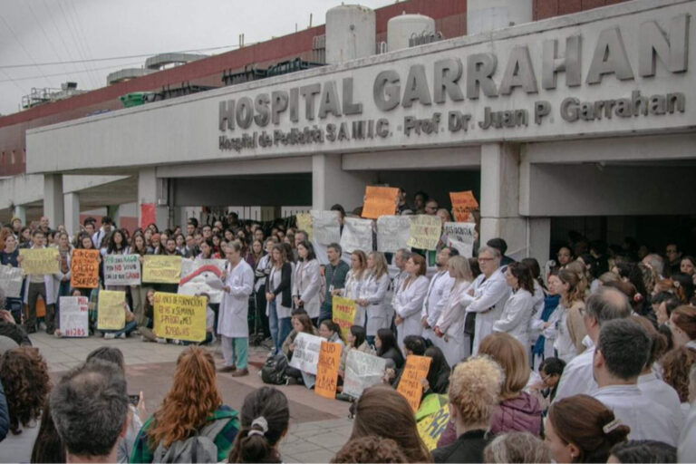 Milei anunció 63% de aumento a residentes del Garrahan pero los gremios lo rechazan