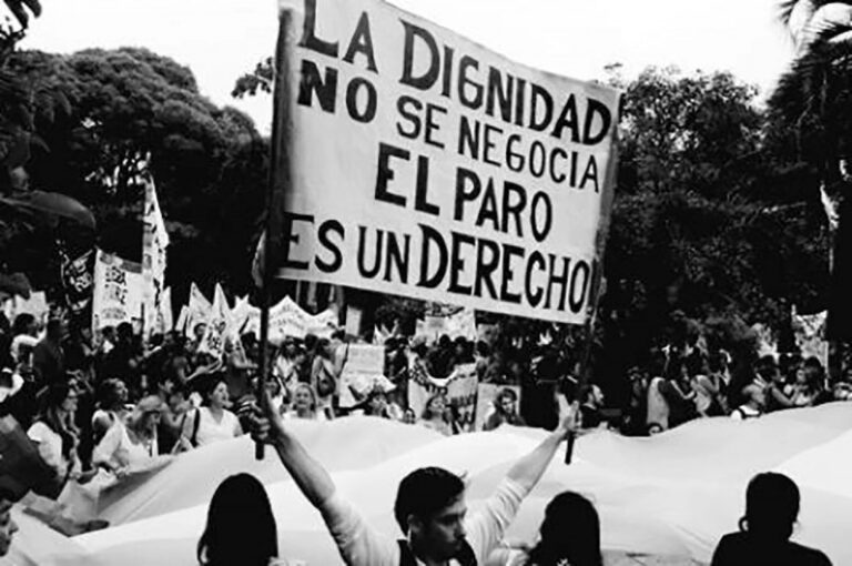 Revés para Milei: la justicia suspendió el DNU que limita el derecho a la huelga