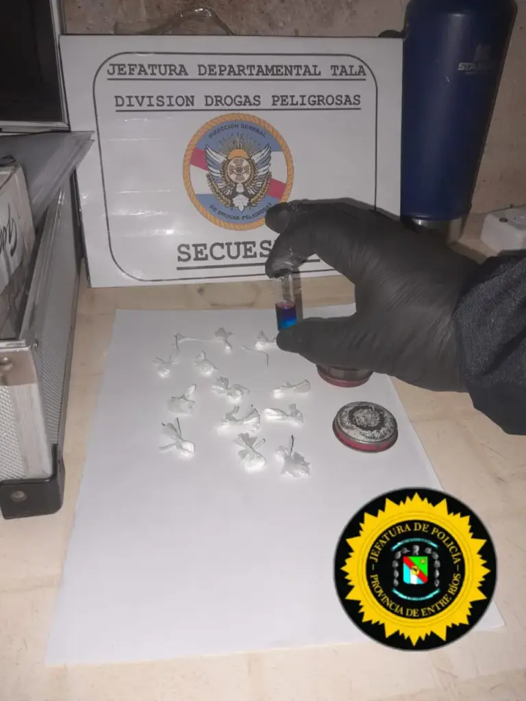 ALLANARON UNA VIVIENDA, ENCONTRARON DROGAS Y OTRAS PRUEBAS POR LO QUE DETUVIERON A UN HOMBRE