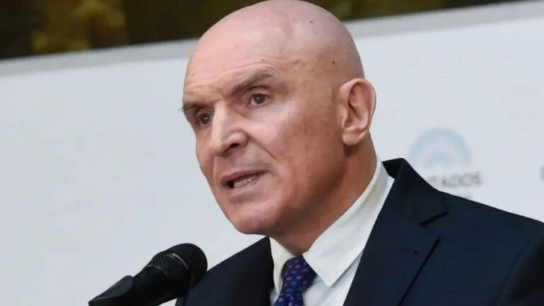 José Luis Espert insultó a Florencia Kirchner en un congreso y fue echado entre abucheos