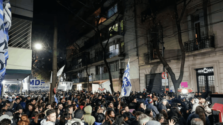 La Policía desalojó a los militantes que acampaban frente a la casa de Cristina Kirchner