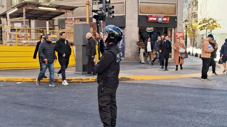 La Policía de la Ciudad filma a militantes en Plaza de Mayo