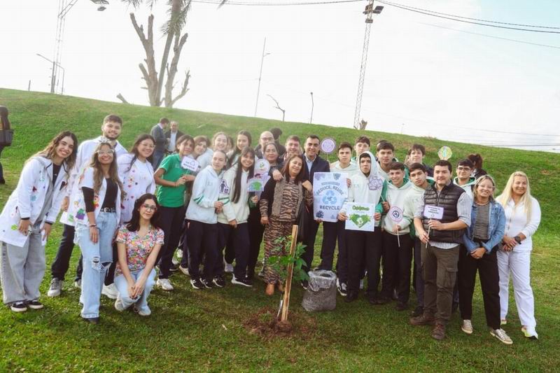 1353132-estudiantes-secundarios-plantaron-400-arboles-por-el-dia-del-ambiente