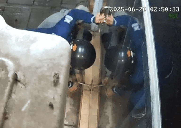 Dos motochorros desvalijaron a un local de venta de ropas