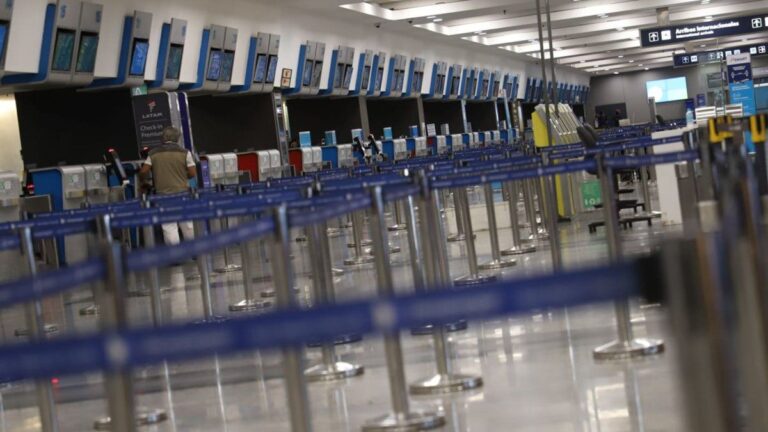 Pilotos anticiparon podría haber cancelaciones de vuelos durante las vacaciones de invierno