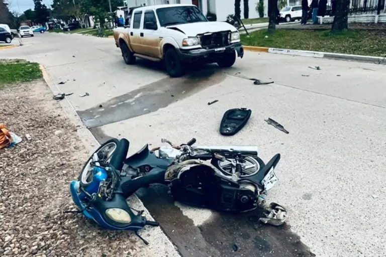 Una mujer murió en el acto tras un choque entre una moto y una camioneta en Chajarí