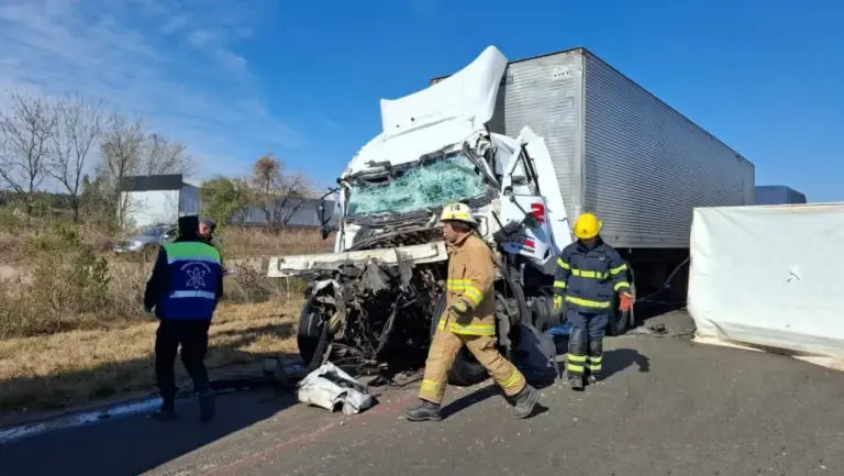 Chocaron dos camiones en la Autovía Artigas y falleció uno de sus conductores