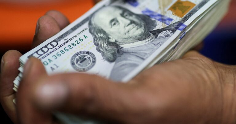 Con tasas más altas para absorber el exceso de pesos, el dólar cerró otra vez estable