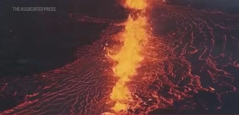 Videos: alerta por dos volcanes que pueden experimentar erupciones
