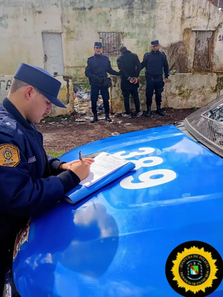 Un hombre fue denunciado por masturbarse en la vía pública y una comisión policial fue destacada para apresarlo y ponerlo en una celda.